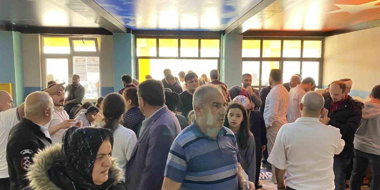 19 Bin Seçmenin Kayıtlı Olduğu Okulda Oy Verme İşlemi Devam Ediyor