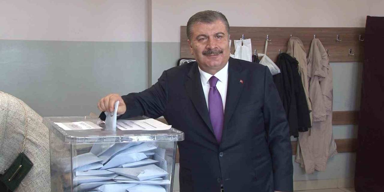 Sağlık Bakanı Fahrettin Koca, Oyunu Üsküdar’da Kullandı