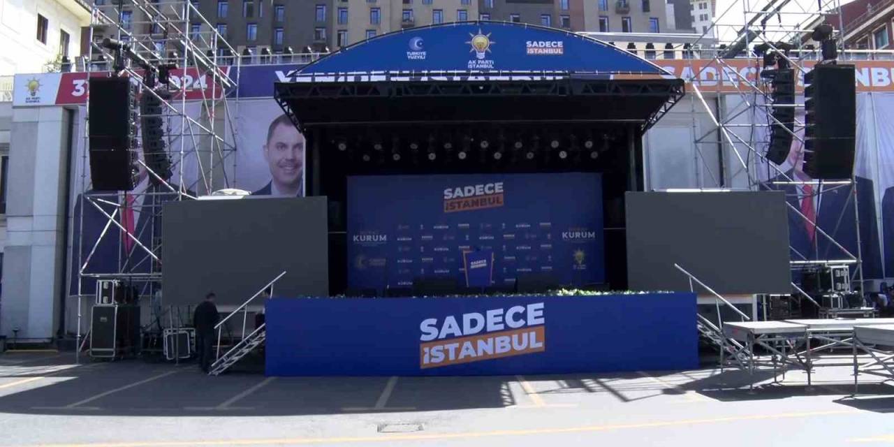 Ak Parti İstanbul İl Başkanlığı Önüne Sahne Kuruldu
