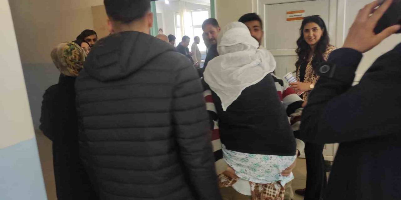 Batman’da Yürüyemeyen Annesini Sırtında Taşıyarak Oy Kullanmaya Götürdü