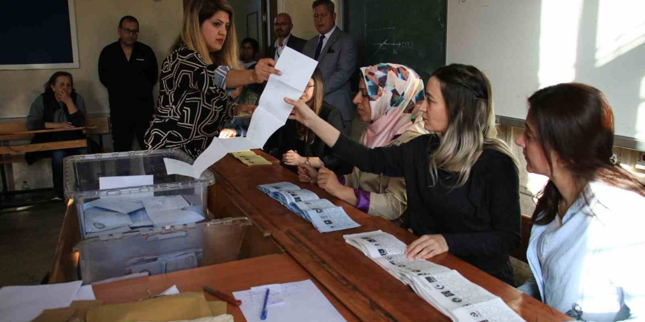 Mersin’de Oy Sayım İşlemi Devam Ediyor