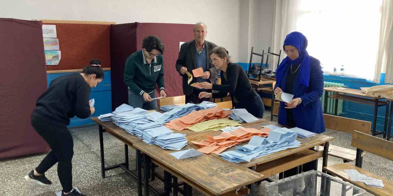 Burdur’da Oy Sayma İşlemi Devam Ediyor