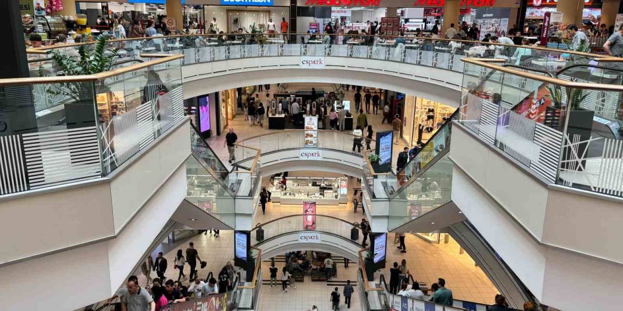 Vatandaşlar Seçimin Ardından Alışveriş Merkezlerine Akın Etti