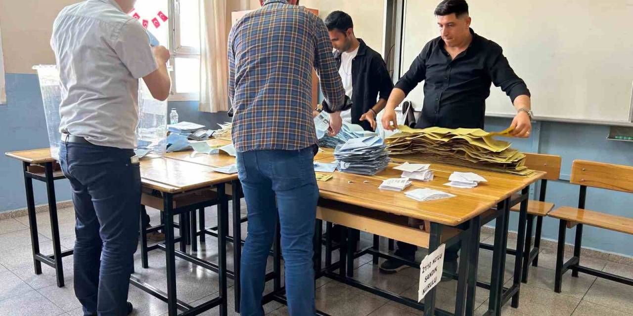 Cemil Tugay Oy Kullandığı Sandıktan 1’inci Çıktı