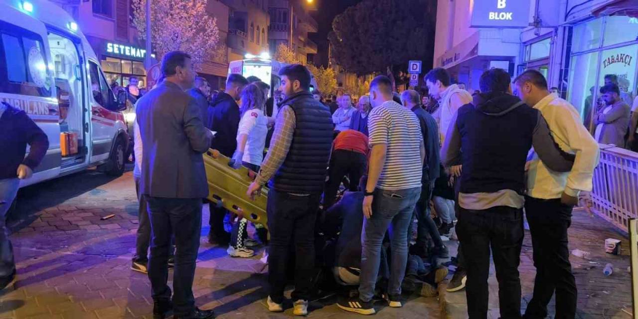 Seçim Kutlamaları Sırasında Parti Binasının Balkonu Çöktü