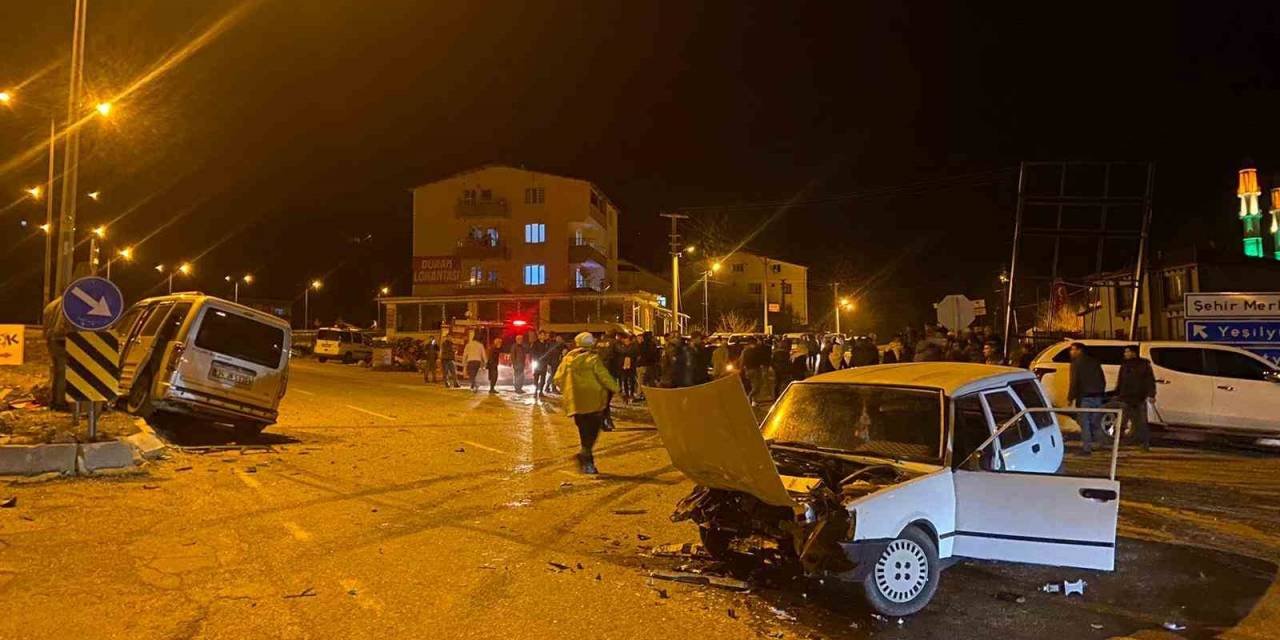 Otomobil İle Hafif Ticari Araç Çarpıştı:7 Yaralı