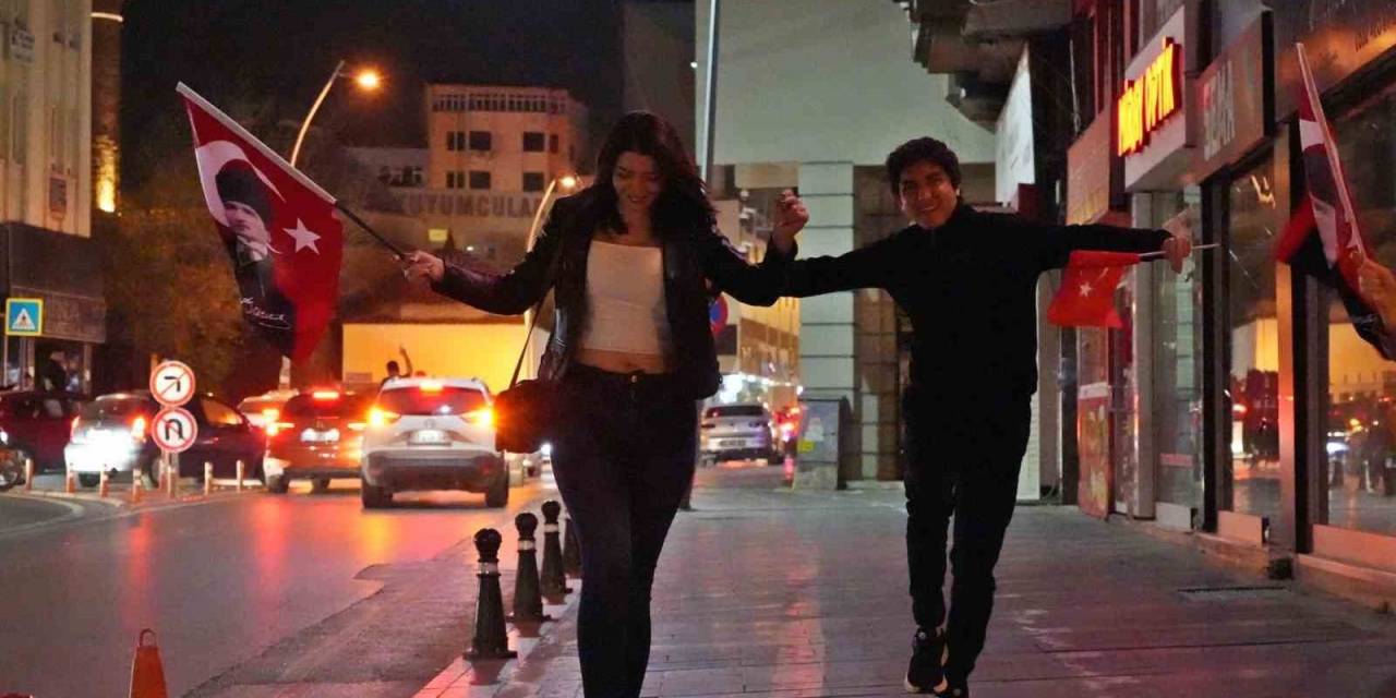 Antalya’da Erik Dallı Seçim Kutlaması