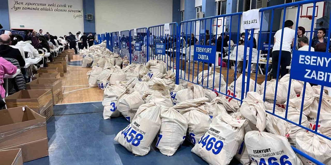 Esenyurt’ta Oy Pusulalarının Bulunduğu Torbalar İlçe Seçim Kuruluna Getirilmeye Devam Ediyor