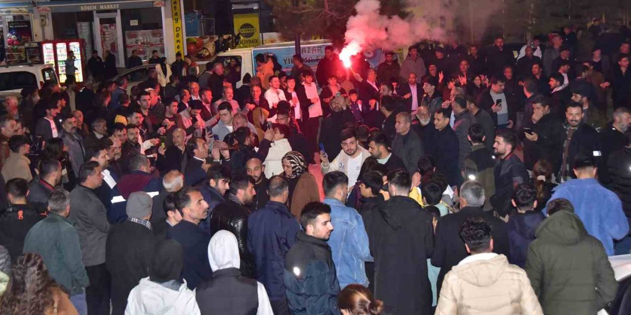 Ahlat’ta Cumhur İttifakı’ndan Seçim Kutlaması