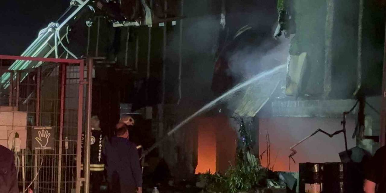 Geri Dönüşüm Fabrikasında Çıkan Yangın 2 Saatte Söndürüldü