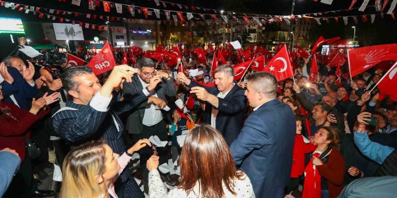 Merkezde Güven Tazeleyen Ercengiz, Cumhuriyet Meydanı’nda Kutlama Yaptı