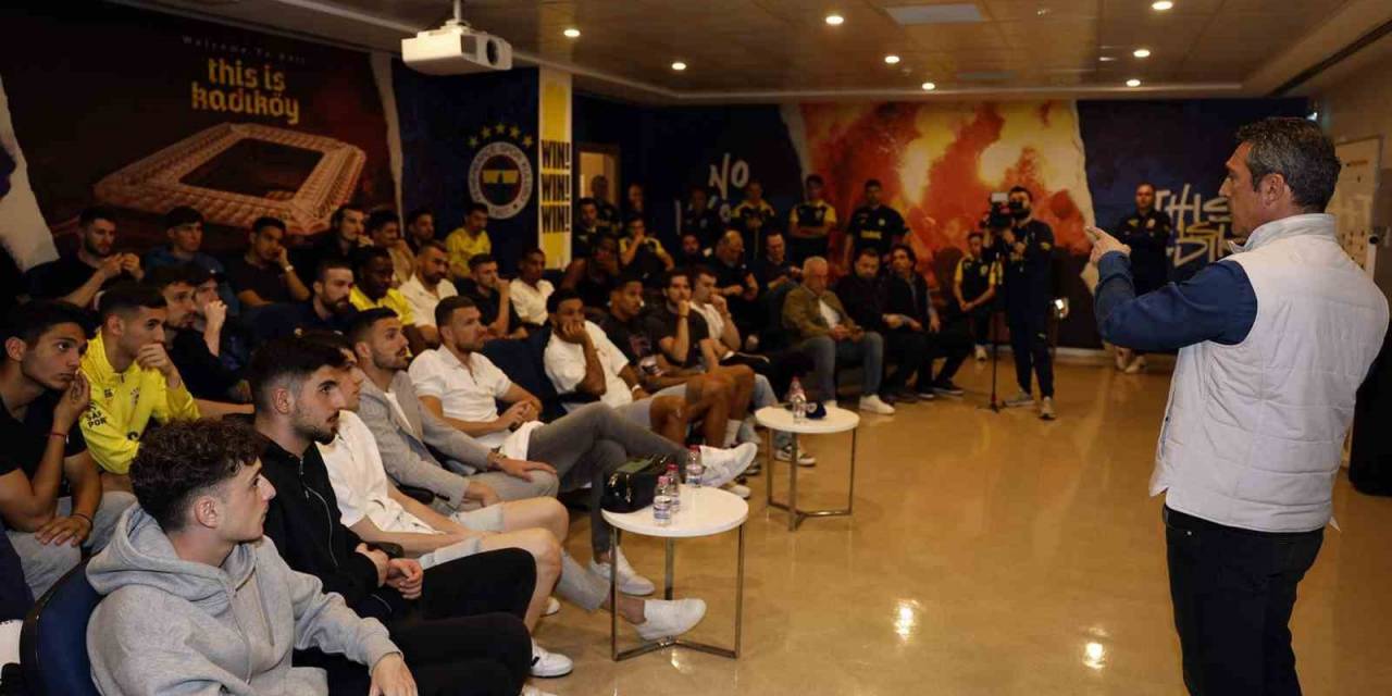 Fenerbahçe’de Başkan Ali Koç Ve Yönetim Kurulu, Futbol Takımıyla Bir Araya Geldi