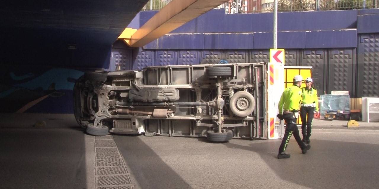 Kadıköy’de Üst Geçide Çarpan Kamyonet Devrildi