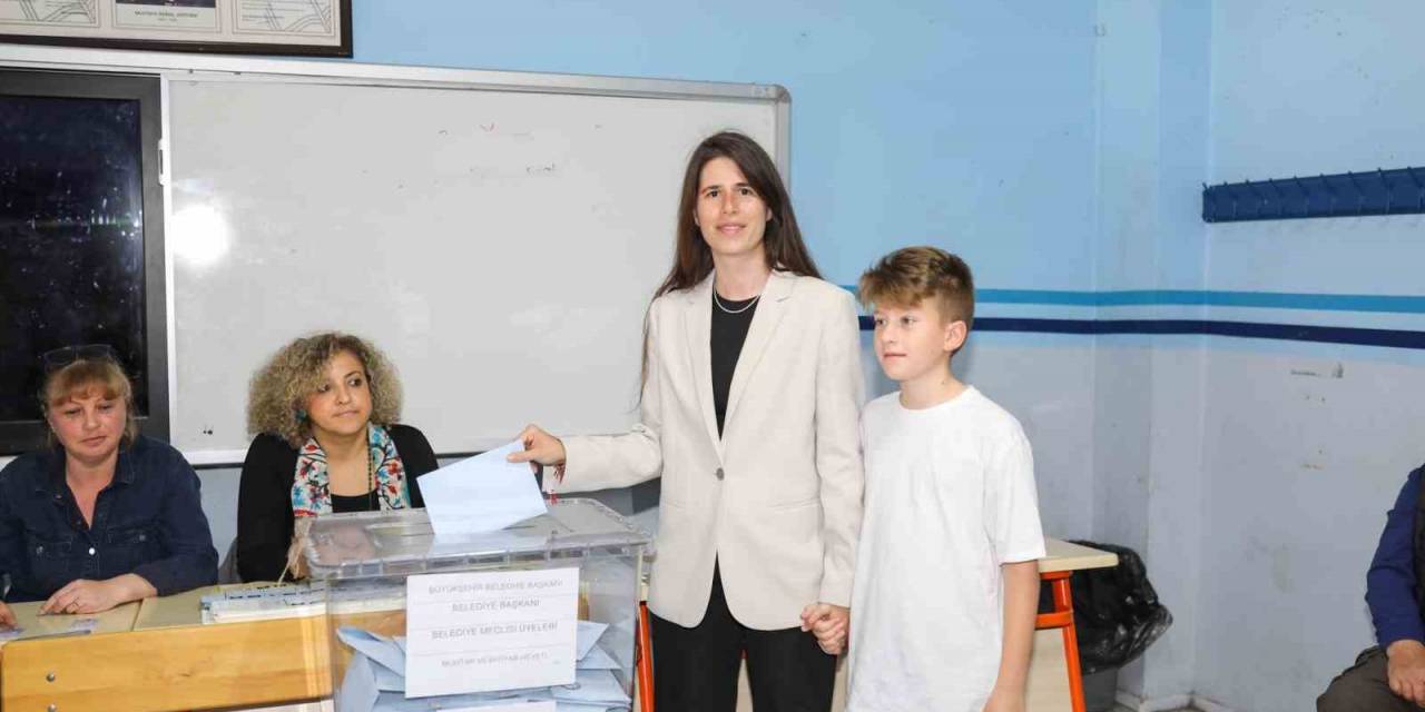 Mustafa Denizli’nin Kızı Lal Denizli Belediye Başkanı Seçildi