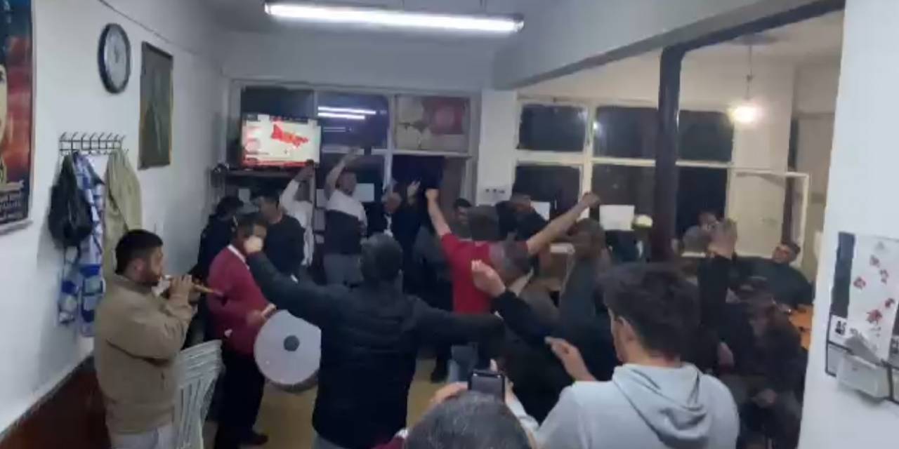Isparta’da Köylüler Muhtar Değişimini Davul Zurnayla Oynayarak Kutladı