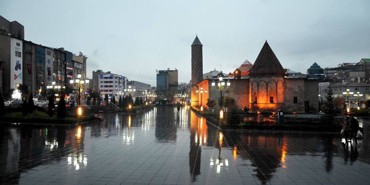 Erzurum’da Yağmur Sağanakla Geliyor