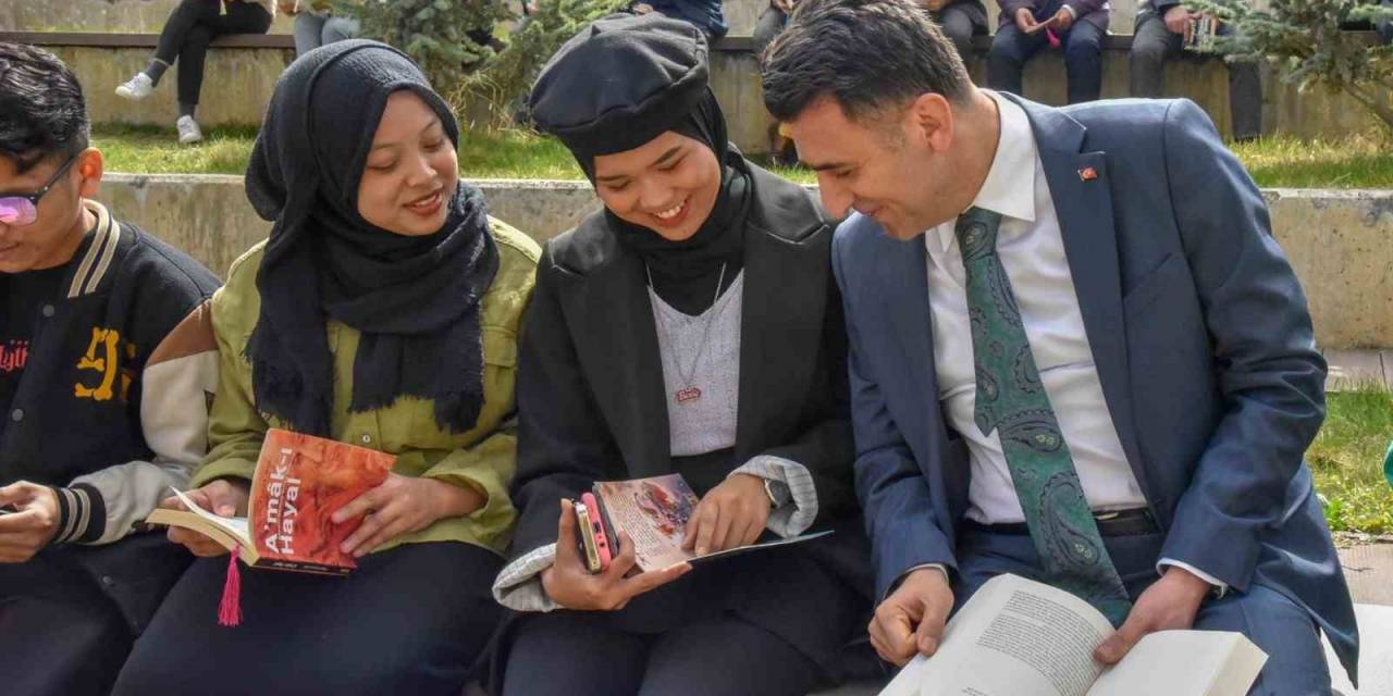 Kampüste Kitap Okuma Etkinliğine Öğrencilerden Yoğun Katılım