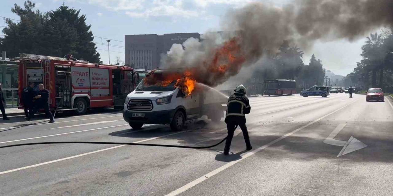 Kamyonet Yol Ortasında Alev Alev Yandı: O Anlar Anbean Kamerada