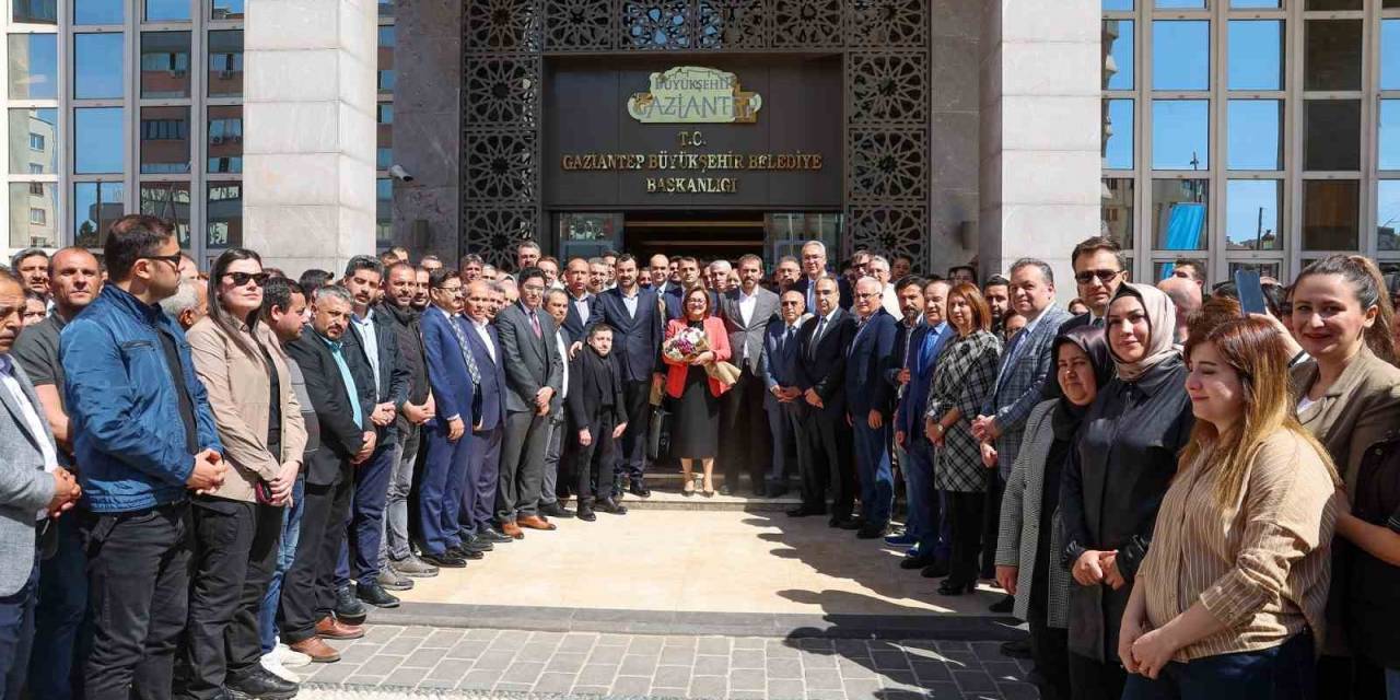 Yeniden Seçilen Başkan Fatma Şahin, Yeni Döneminin İlk Gününde Coşkuyla Karşılandı