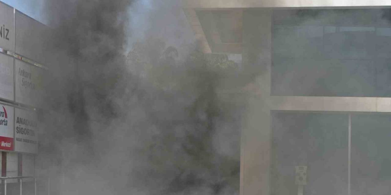 Oto Servisinde Çıkan Yangında İtfaiye Erlerinin Dumanla Mücadelesi