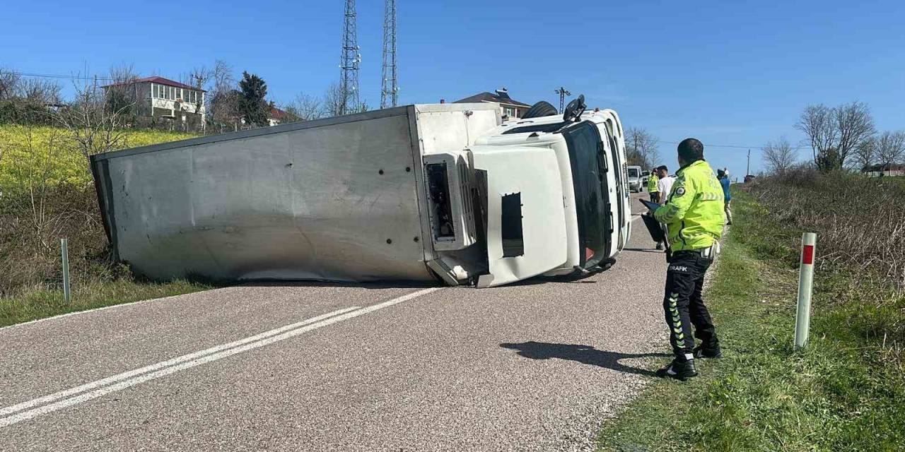 Sinop’ta Devrilen Kamyonun Sürücüsü Yaralandı