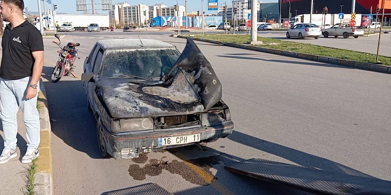 Seyir Halindeyken Yanan Otomobil Kullanılmaz Hale Geldi