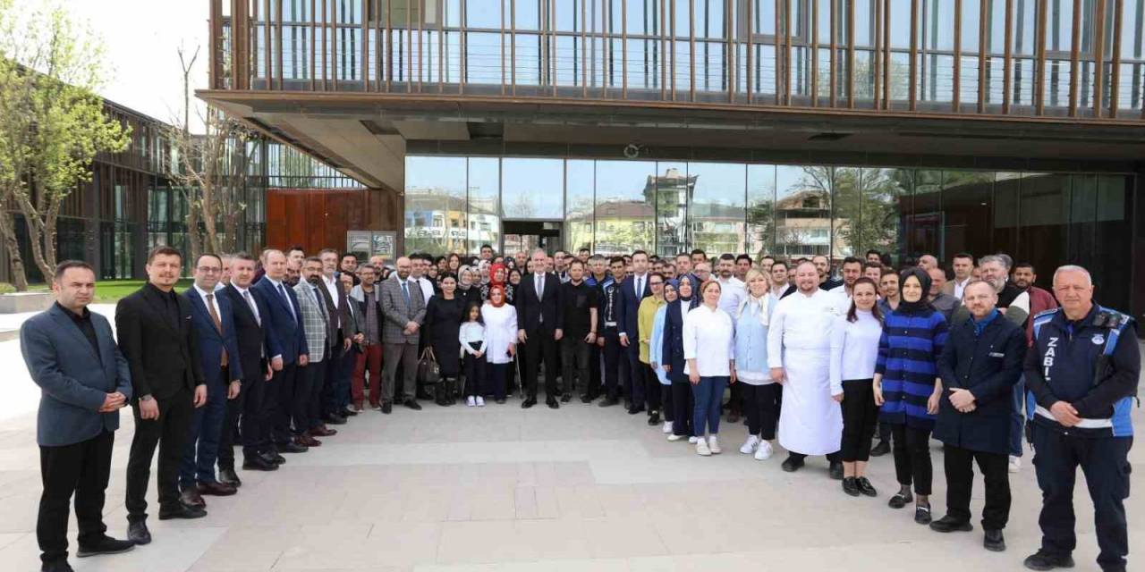 Belediye Personeli Başkan Taban’ı Çiçeklerle Karşıladı