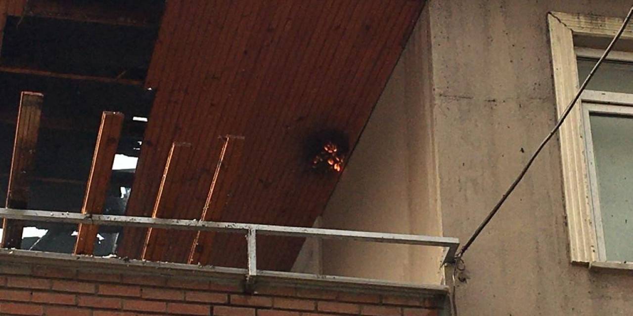 Kocaeli’de 2 Katlı Evin Çatısı Alevlere Teslim Oldu
