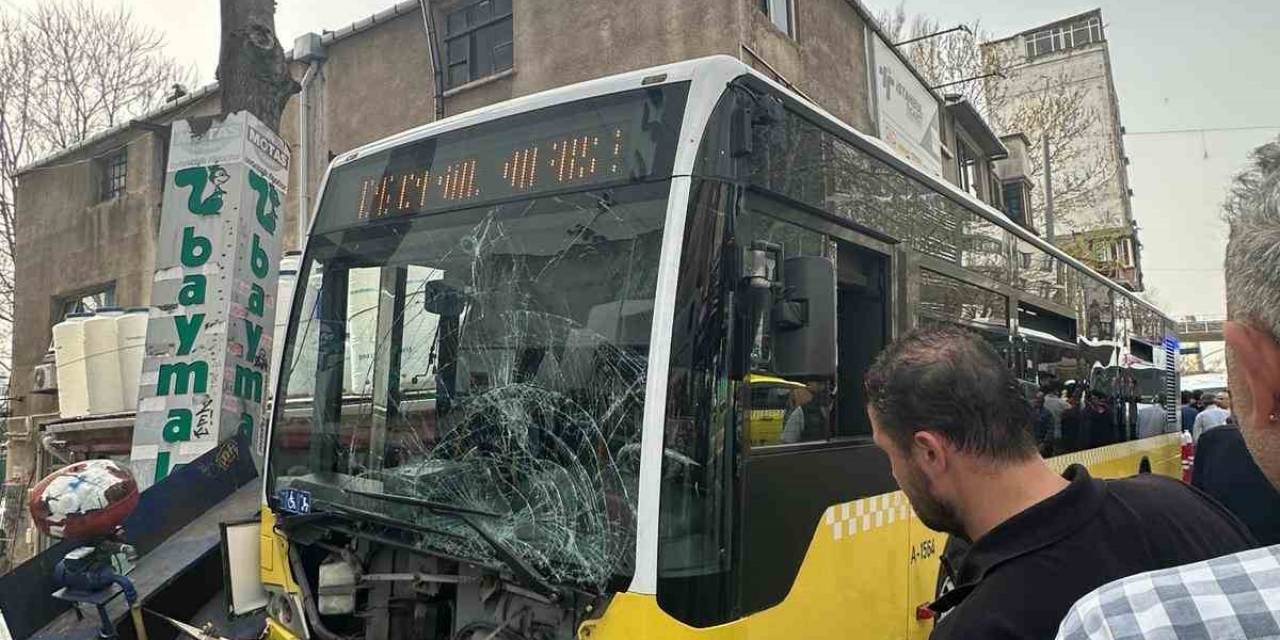 İett Otobüsü Kaldırımdaki 2 Kişiye Çarptı: O Anlar Kamerada