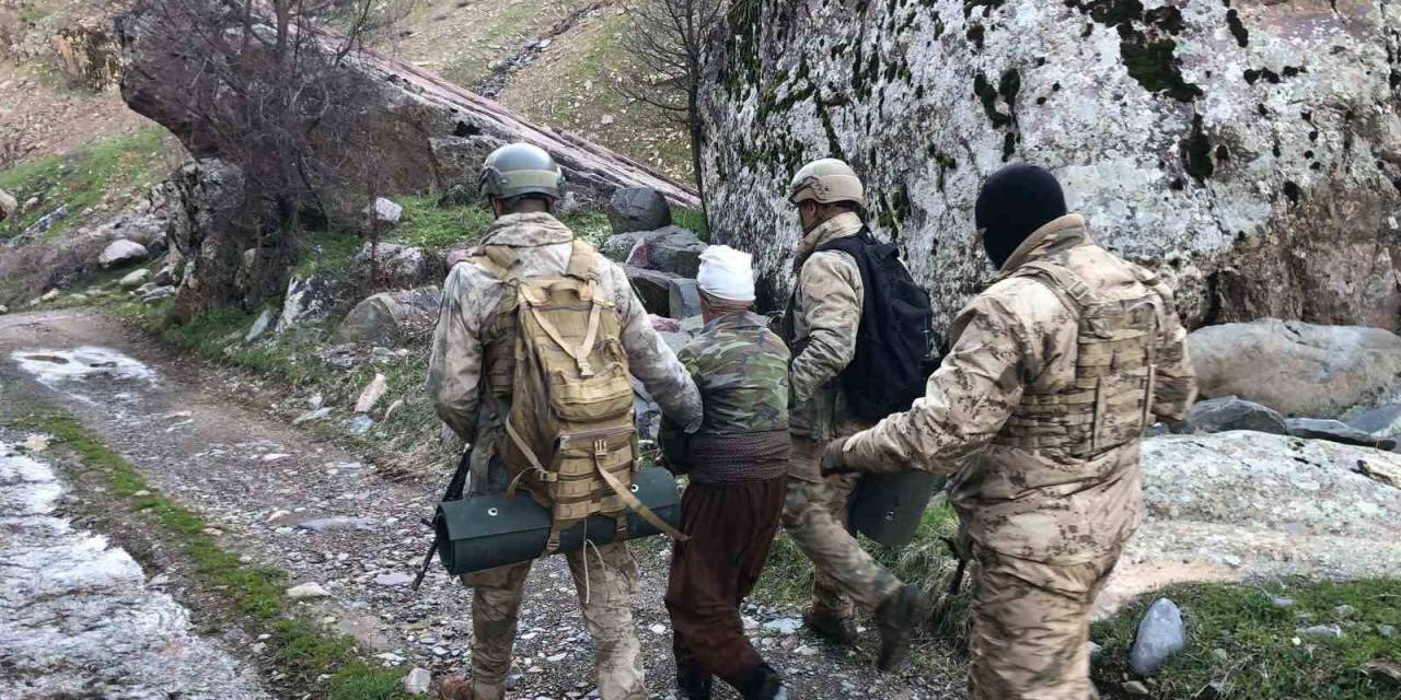 Hakkari’da Kasten Adam Öldürme Suçundan 15 Yıldır Aranan Şahıs Yakalandı