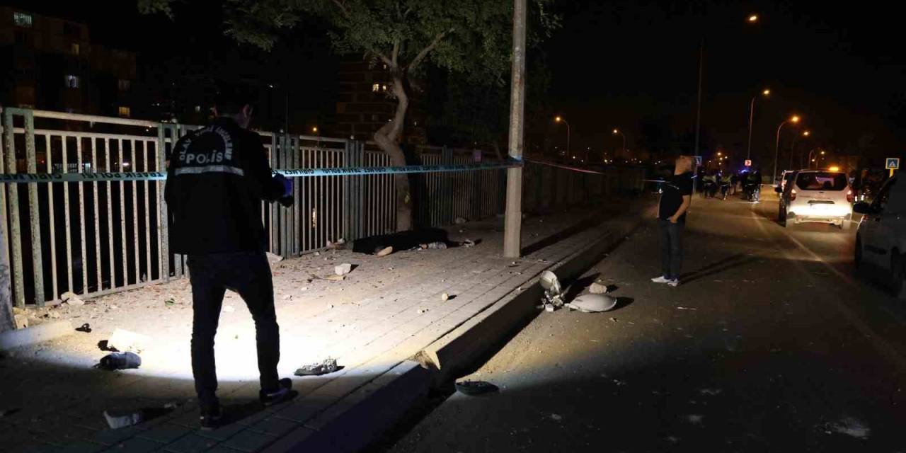 Adana’da Feci Kaza... Kontrolden Çıkan Motosiklet Kaldırıma Çarpıp Sürüklendi: 2 Ölü