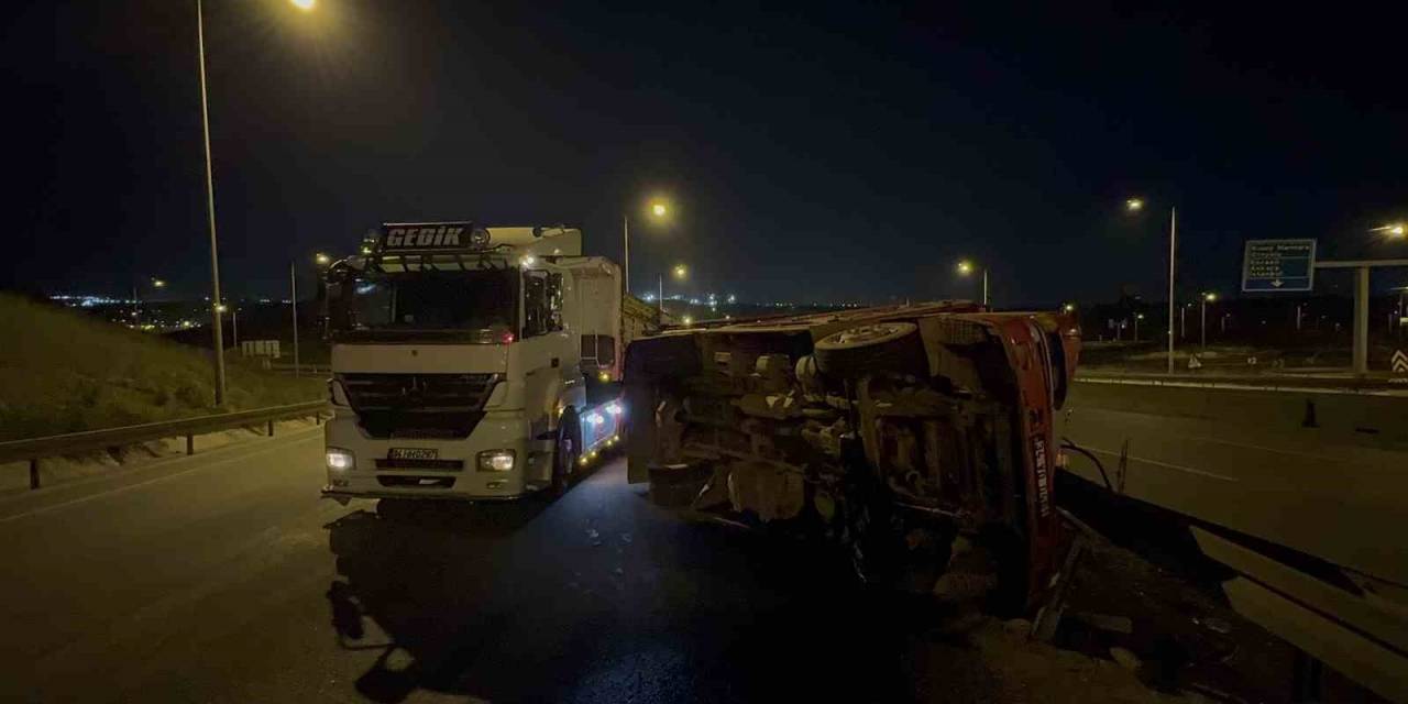 Virajı Dönemeyen Odun Yüklü Kamyon Devrildi: 1 Yaralı