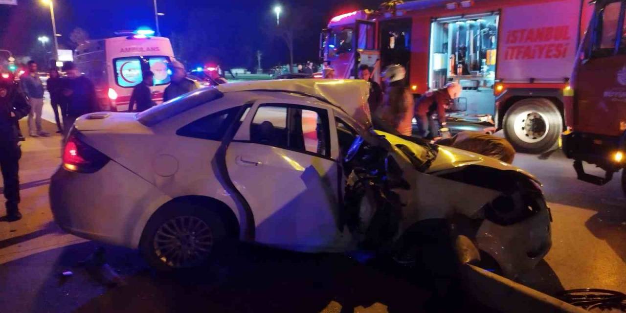 Kadıköy’de Kontrolden Çıkan Otomobil Direğe Çarptı: 3 Yaralı