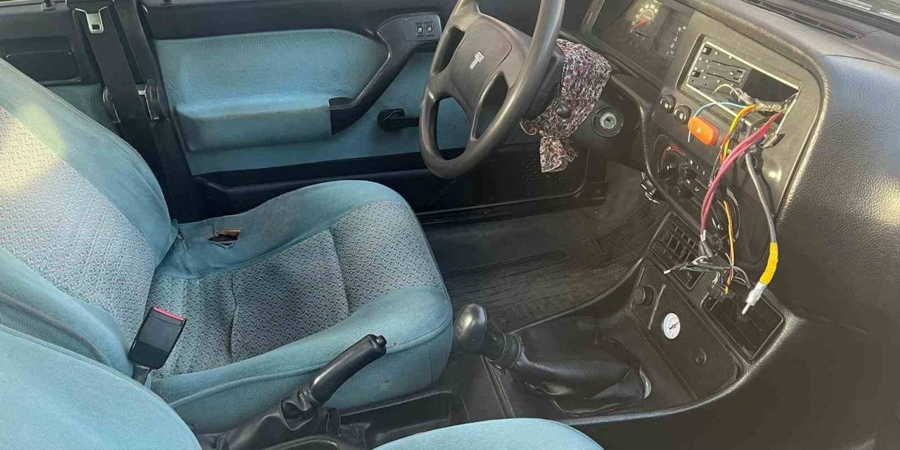 Camını Kırdıkları Otomobillerin Teyplerini Çaldılar