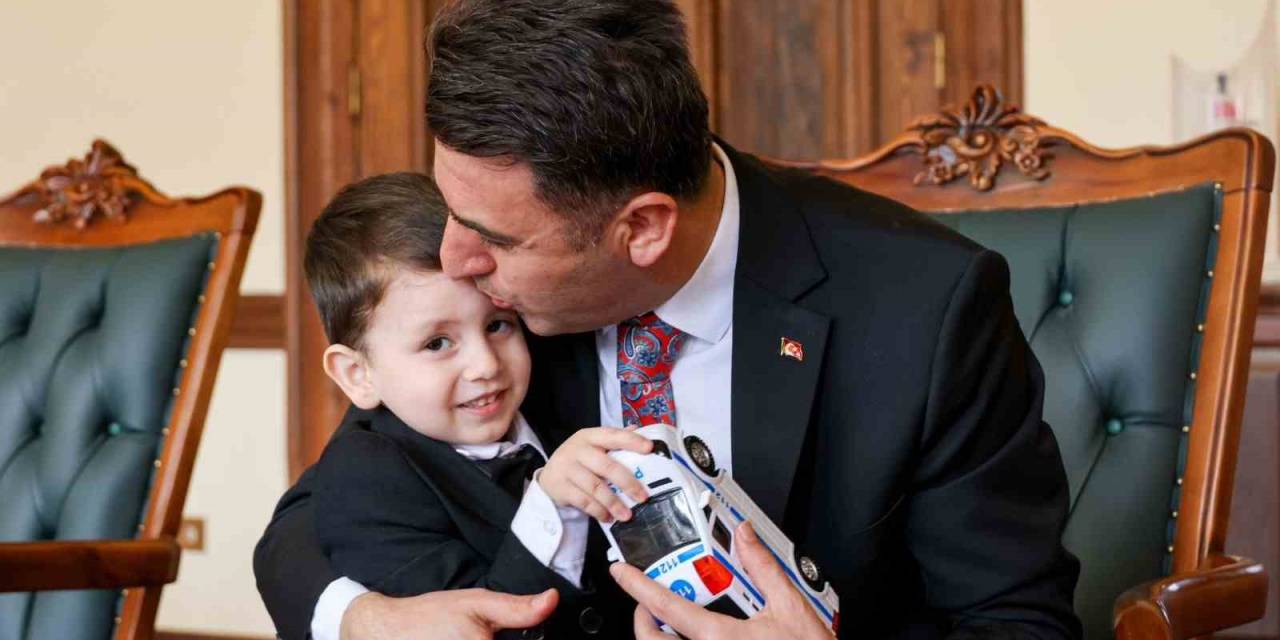 Minik Misafir Tatlı Anlarıyla Herkesi Gülümsetti