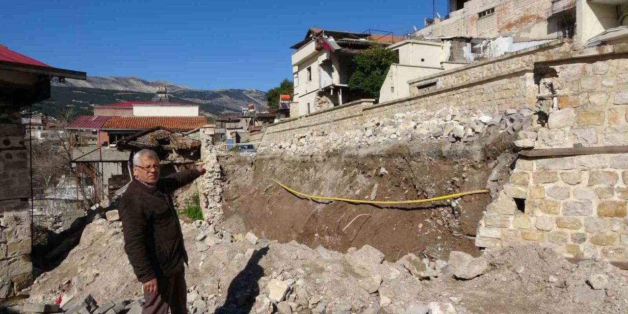 İki Mahallenin Geçiş Güzergahı Yıkık Halde Bekliyor