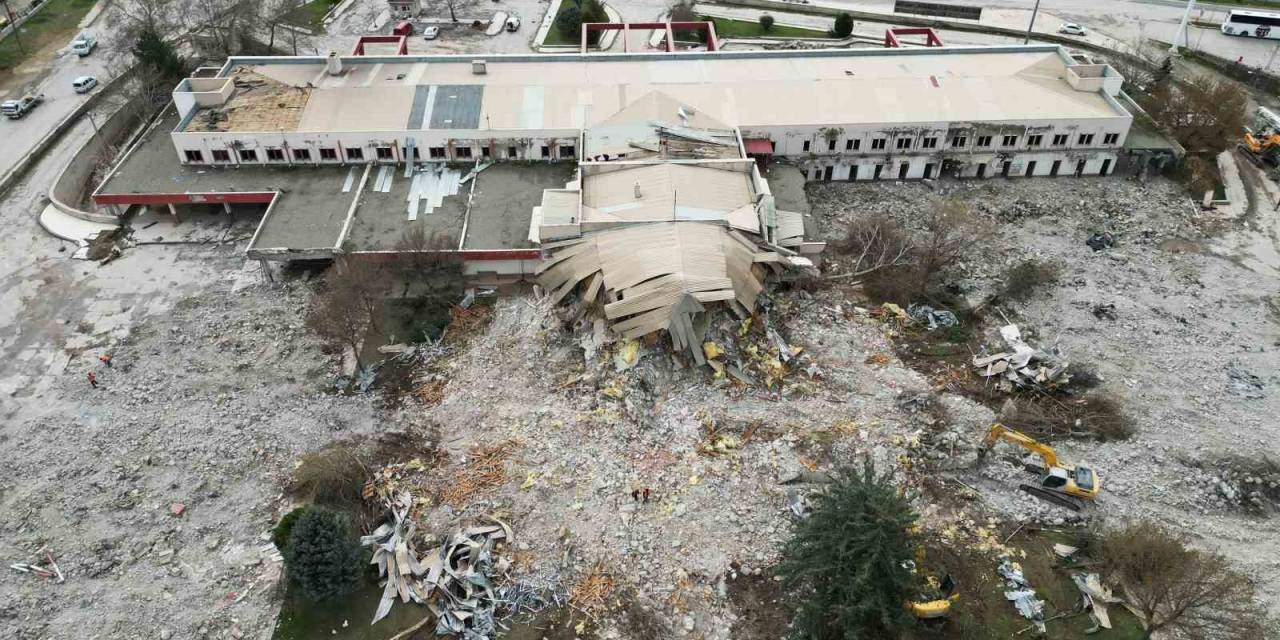 Hemen Herkesin Bir Anısı Vardı: Elazığ’da Eski Terminal Binasının Son Anları Havadan Görüntülendi