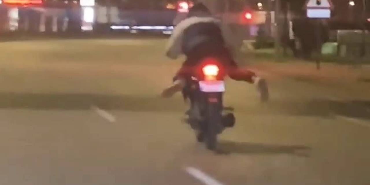 Motorunun Üzerine Yatarak Yolculuk Yapan Sürücü Kamerada