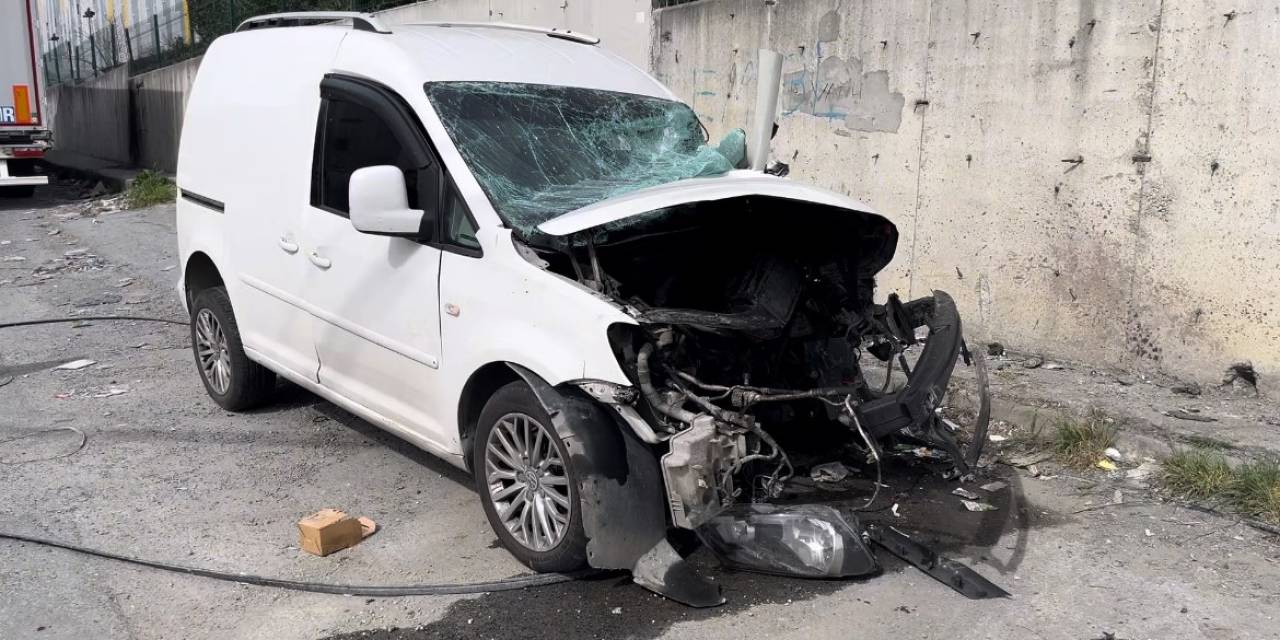Feci Kazada Aracın Motoru Yola Fırladı, O Anlar Kameraya Yansıdı