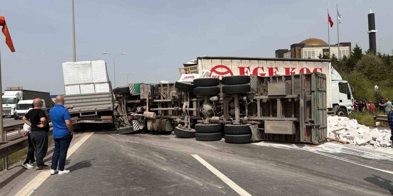 Tem Otoyolunda Büyük Kaza, Yol Trafiğe Kapandı