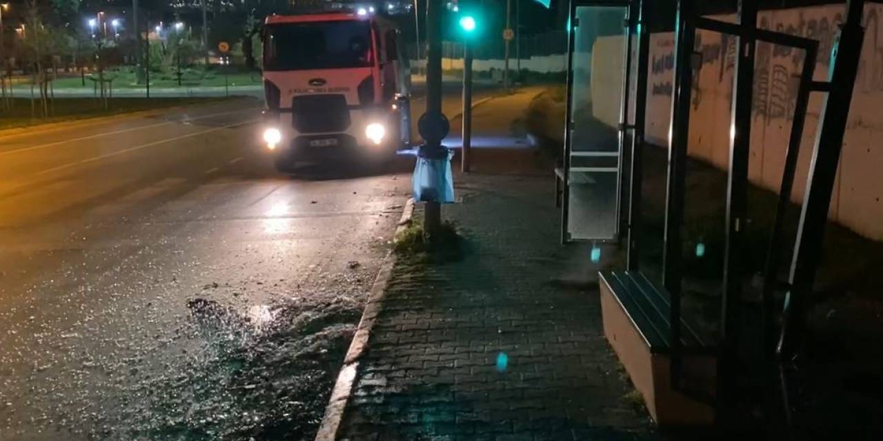 Polisten Kaçan Ehliyetsiz Sürücü Otobüs Durağına Çarptı