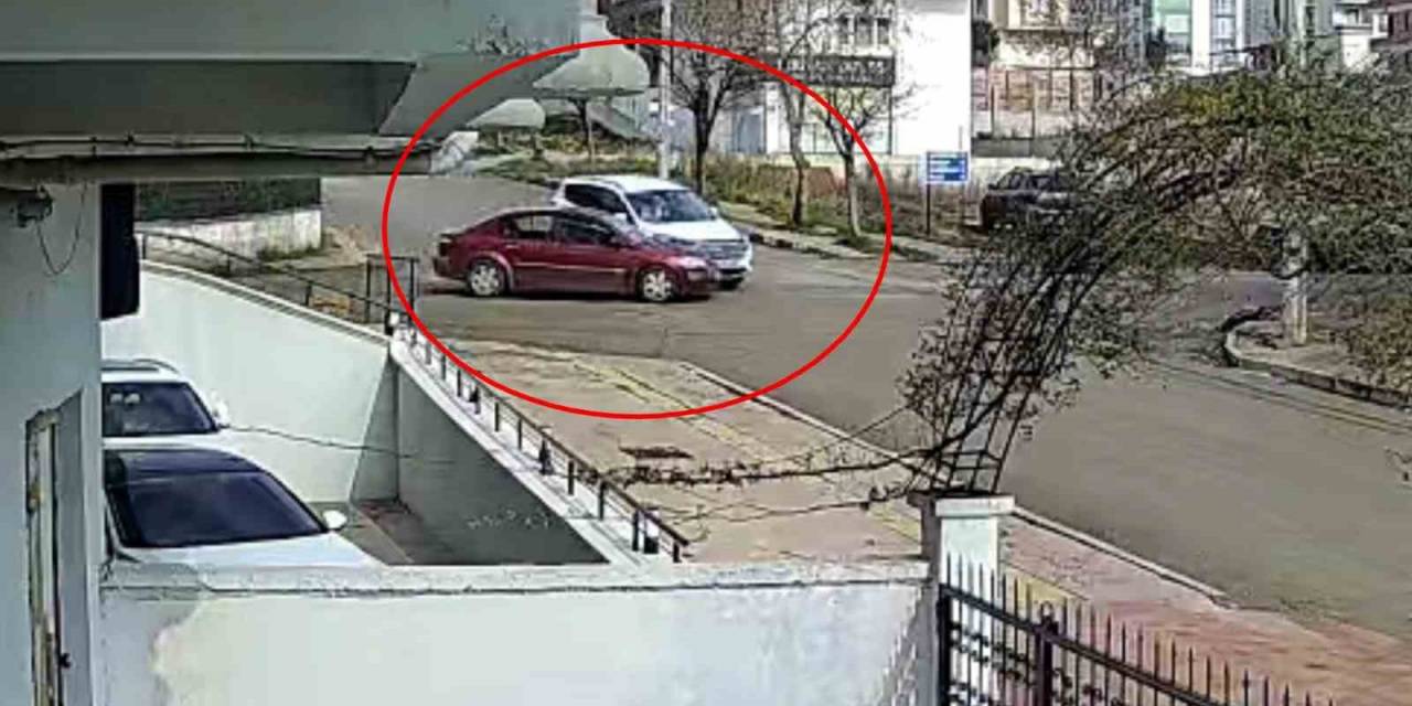 Aynı Yerde Bir Ayda 4 Kaza: O Anlar Kamerada