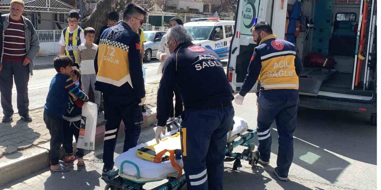 Kaza Sonrası Gözyaşına Boğulan Küçük Çocuğu Abisi Sarılarak Sakinleştirmeye Çalıştı