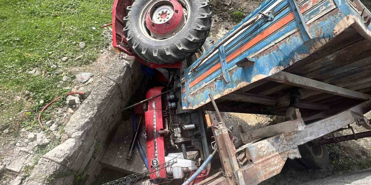 Traktör Üç Metreden Çeşmenin Üzerine Devrildi, Sürücü Hayatını Kaybetti