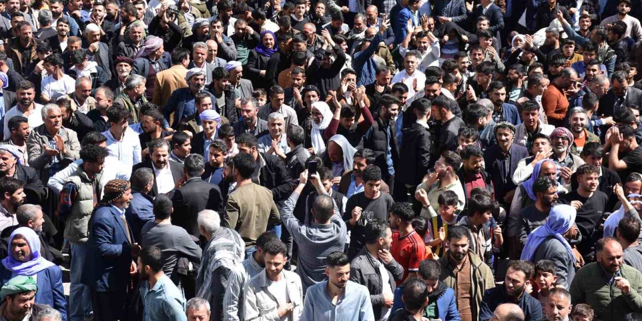 Siverek’te Seçim Sonuçlarına İtiraz Eden Kalabalığı İlçeye Gelen Büyükşehir Belediye Başkanı Gülpınar Dağıttı