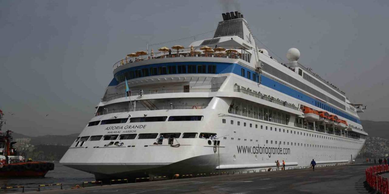 İzmir’e Sezonun İlk Kruvaziyeri Geldi