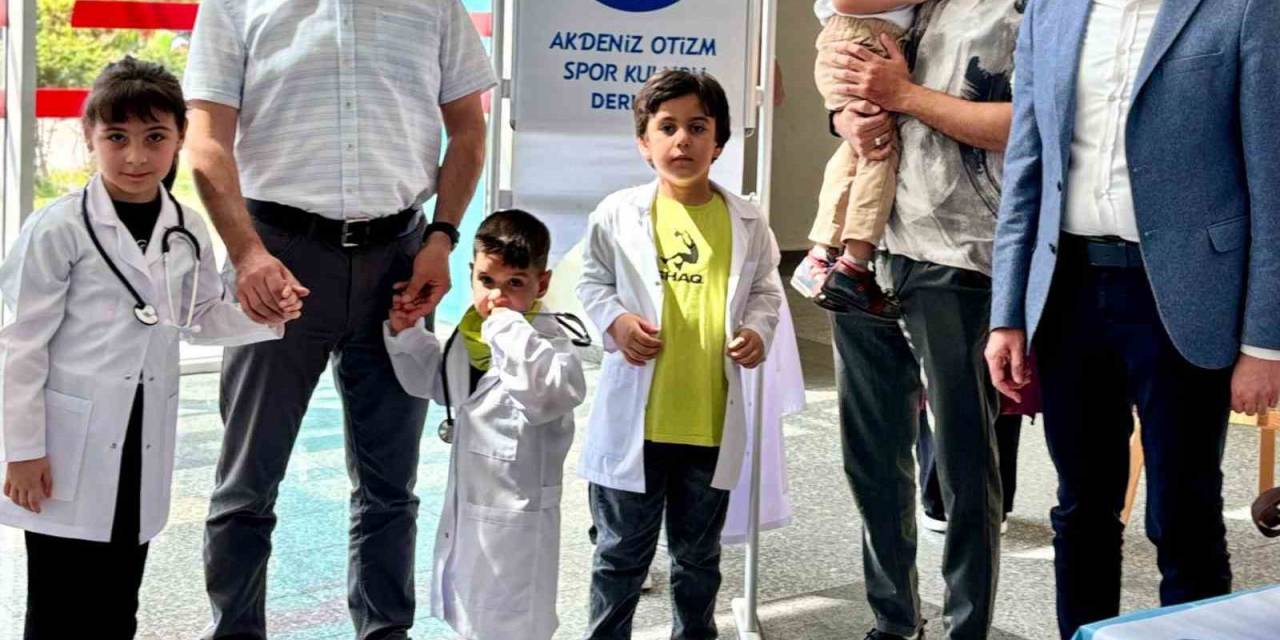 Otizmli Çocuklara Doktor Önlüğü Ve Stetoskop Hediye Edildi