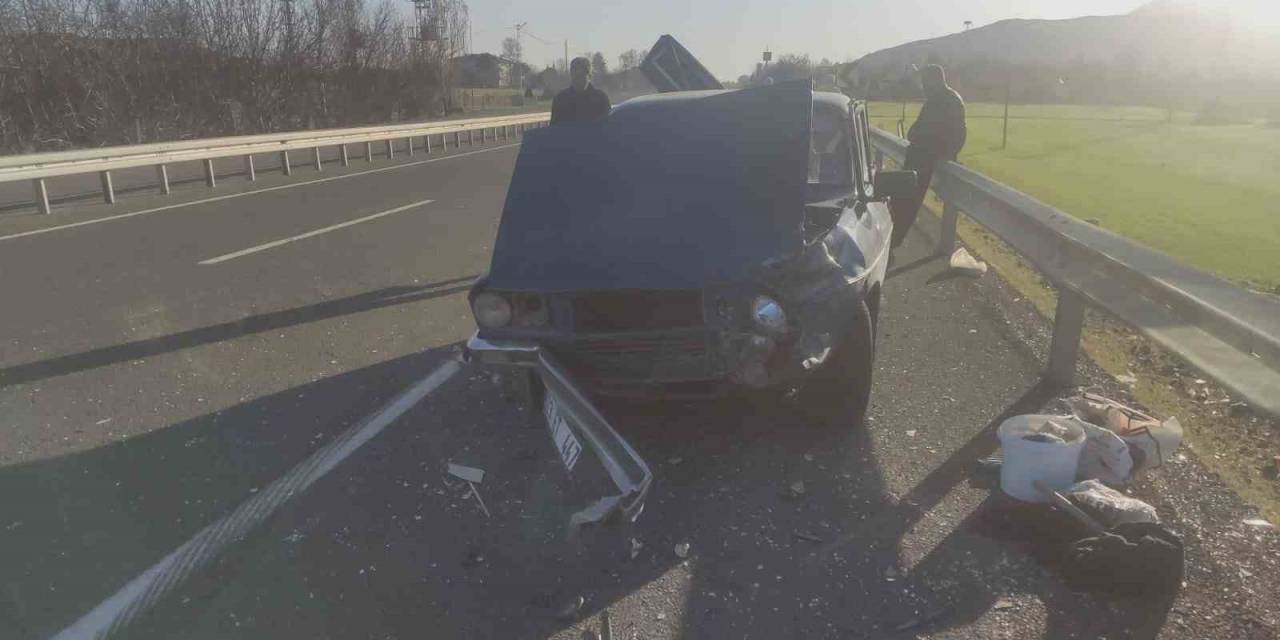 Lastiği Patlayan Otomobil Bariyerlere Çarptı