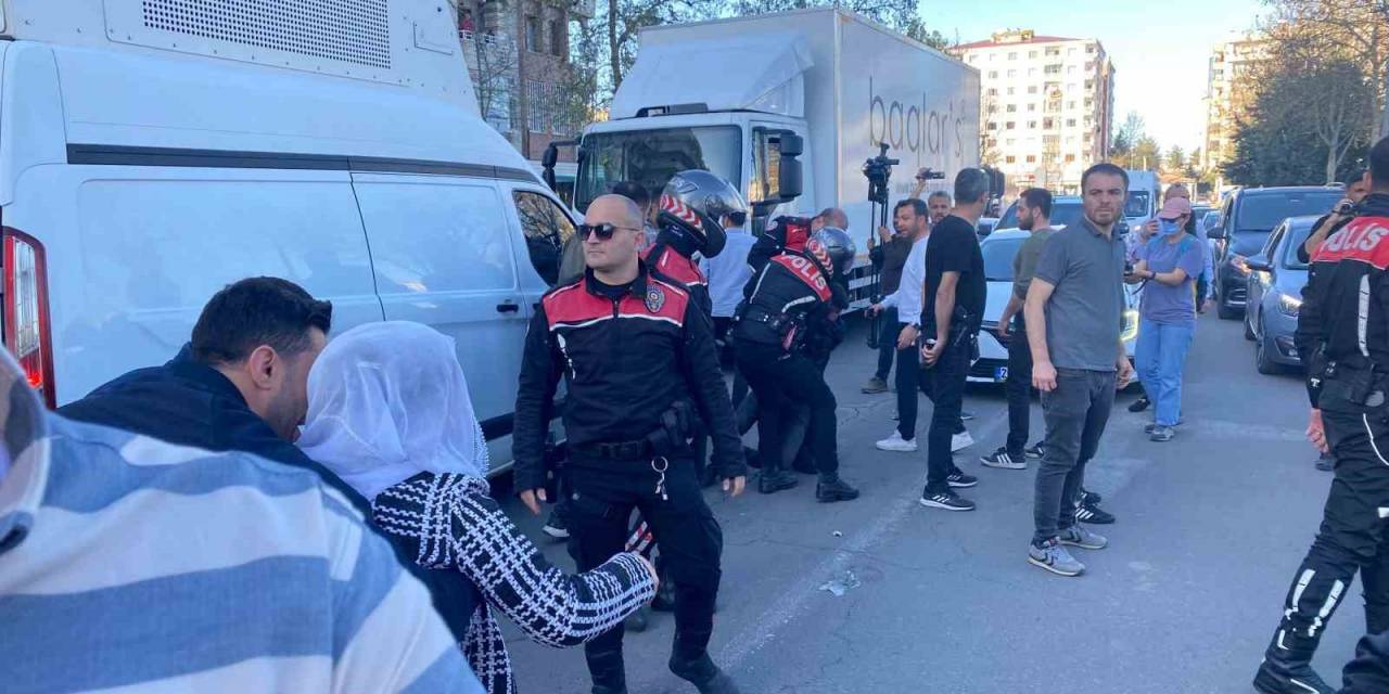 Diyarbakır’da İzinsiz Yürümek İsteyen Dem’lilere Polis Müdahalesi