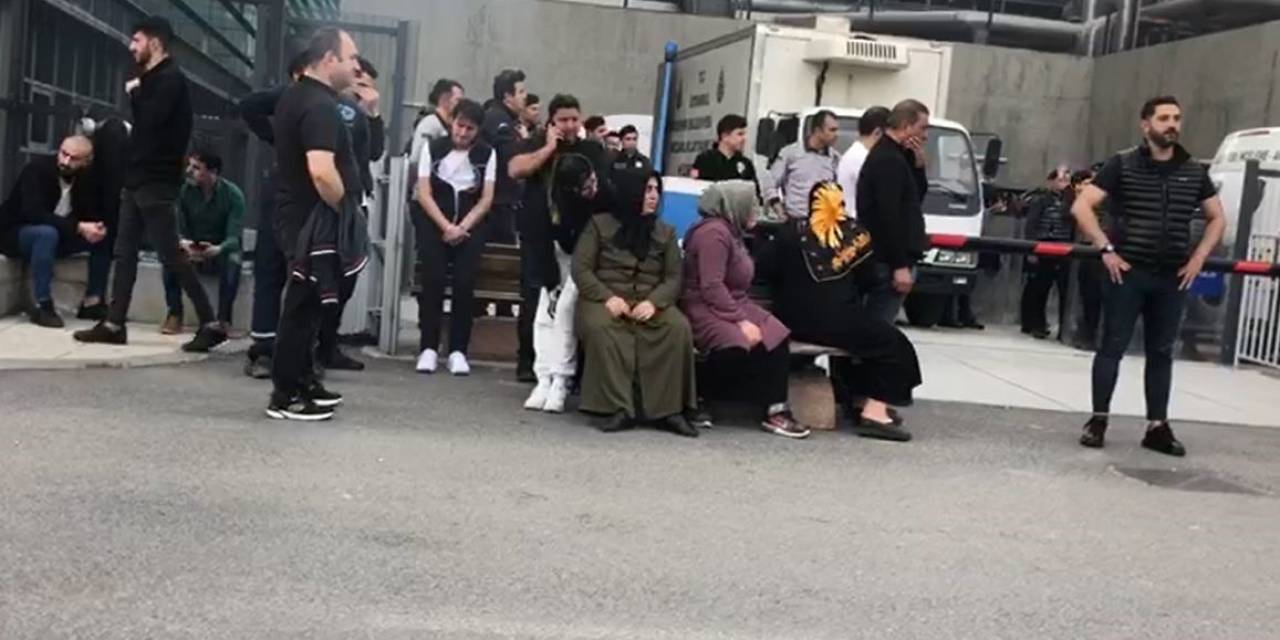 Beşiktaş’taki Yangında Ölenlerin Yakınları Hastane Önünde Bekliyor